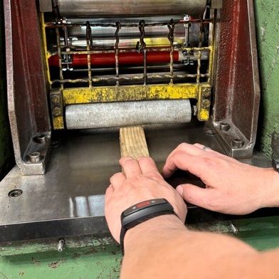 Smarte Sicherheit! Es gibt in der Kunststoffverarbeitung, wie etwa bei Kalandrieren, Situationen, bei denen ein Problem ohne den Eingriff des Menschen nicht zu beheben ist. Doch moderne Anlagen stellen übliche Sicherheitskonzepte in den Schatten. U-Tech weiß aber Abhilfe ... (Bild: U-Tech)