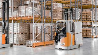 STILL_Hauptbuehne_Fahrzeuge_Neufahrzeuge_Schubmaststapler_3840x1400.jpg (Still GmbH)