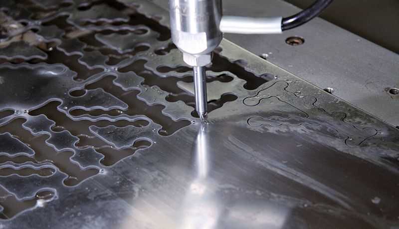 Die Microwaterjet-Bearbeitung ist fünf Mal kleiner und zehn Mal genauer. (Waterjet)
