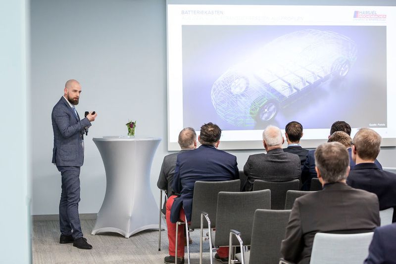 Jochen Rühl von Reichenbacher Hamuel zeigte den Teilnehmern Zerspanungslösungen zur Produktion von Batteriekästen aus stranggepressten Aluminiumprofilen. (Stefan Bausewein)