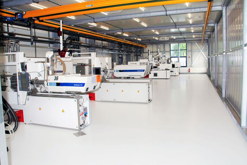 Im Reinraum gemäß VDI 6022 produziert Syntech Plastics Bauteile für höchste Ansprüche an Präzision und technischer Sauberkeit. (Syntech Plastics)