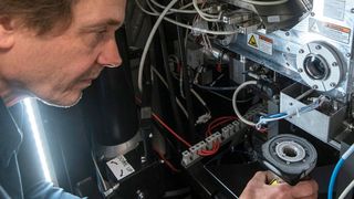 Christoph Böttcher, wissenschaftlicher Leiter des Forschungszentrums für Elektronenmikroskopie am Institut für Chemie und Biochemie, überführt in einem Gefäß ein schockgefrorenes Präparat in das Hochvakuum des Elektronenmikroskops. (Bernd Wannenmacher)