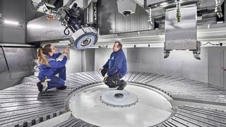 Gelungenes Feedback: Betriebsschlosserin Laura Patrzek und Maschinenbediener Walerij Fabrizius checken den völlig überarbeiteten Schleifsupport. (Bild: Starrag/Ralf Baumgarten)