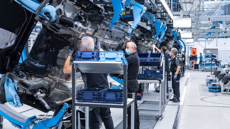 Hoher Kostendruck, weniger Personal – in der Automobilbranche werden derzeit viele Stellen gestrichen.(Bild:  Mercedes-Benz)