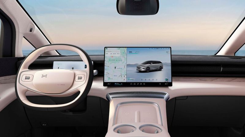 Das Cockpit des X9 ist aufgeräumt sowie digital und nobel eingerichtet. (Bild: Xpeng)