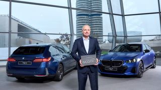 Jochen Goller, Mitglied des Vorstands der BMW AG,  zuständig für Kunde, Marken und Vertrieb, hat die Sieger-Trophäe für das zum „German Car Of The Year 2025“ entgegengenommen. (GCOTY)