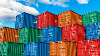 Wartestellung: Container warten darauf, auf ein Schiff verladen zu werden. Nach einem unerwartet starken Export im ersten Halbjahr hat sich das Wachstum des Außenhandels zuletzt abgeschwächt. Sorgen machen Experten die sinkenden Importe – sie deuten auf anhaltenden Materialmangel hin. (gemeinfrei)