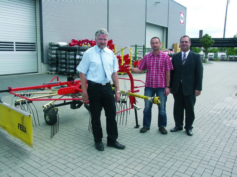 8 System funktioniert reibungslos:  Konstruktionsleiter Bernhard Kohl (l.) und Konstrukteur Jürgen Riedel, beide FELLA, mit Dirk Lanuschni (igus). (Archiv: Vogel Business Media)