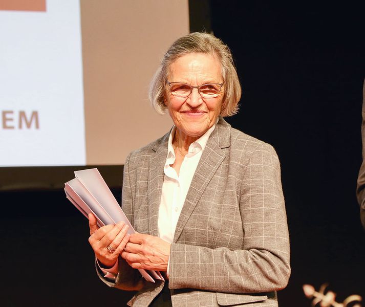 Paulette Binkert überreicht den Gewinnern der Polymechaniker-Disziplinen im Namen der Binkert-Stifftung einen Ausbildungsgutschein für tertiäre Bildung von jeweils  13 000 CHF. (Anne Richter, SMM)