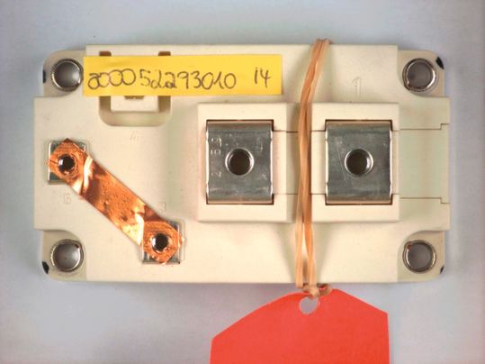 Bild 1: Ärgerlich – der nicht entfernte ESD-Streifen unten links verhindert, dass der Halbleiter wie gewünscht funktioniert. Mehrere Module landeten unnötiger Weise mit dem Vermerk „Gate-Emitter verbunden“ in der Retouren-Analyse. Bild 1: Ärgerlich – der nicht entfernte ESD-Streifen unten links verhindert, dass der Halbleiter wie gewünscht funktioniert. Mehrere Module landeten unnötiger Weise mit dem Vermerk „Gate-Emitter verbunden“ in der Retouren-Analyse.