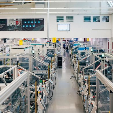 Blick in das Siemens-Elektronikwerk in Erlangen: Hier erproben Siemens und Nvidia gemeinsam die Zukunft der KI-gestützten, autonomen Fertigung. (Bild: Siemens)