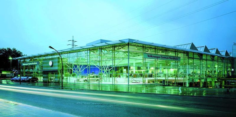 Das Volkswagen-Zentrum Nordrhein in Düsseldorf dominiert die Automeile am Höherweg.  (Foto: Gottfried Schultz)