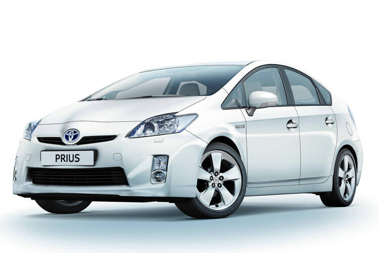 Der Toyota Prius Plug-in Hybrid kann bis zu 25 Kilometer mit maximal 85 km/h rein elektrisch zurücklegen. Die Ladezeit der Lithium-Ionen-Akkus soll an einer herkömmlichen Haushaltssteckdose nicht länger als 90 Minuten dauern. (Foto: Toyota)