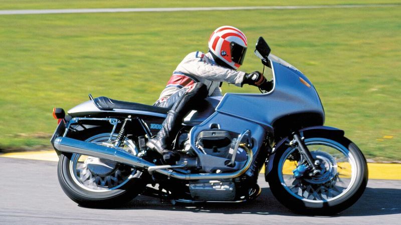 Die tourensportliche R 100 RS war ab 1976 die erste Maschine des Weltmarkts mit einer im Windkanal entwickelten Vollverkleidung. Mit ihrem 1-Liter-Motor mit  51 kW/70 PS erreichte sie eine Höchstgeschwindigkeit von 200 km/h. (Bild: BMW)