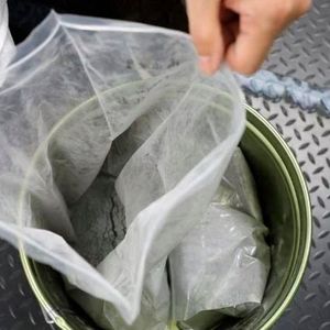 Feines Metallpulver, das zum 3D‑Druck neuer Aluminiumlegierungen verwendet wird. Die Partikel haben Durchmesser von unter 20 Mikrometern. Ein Laser schmilzt diese Partikel Schicht für Schicht, um das finale Metallbauteil aufzubauen.(Bild:  Universität Nagoya)