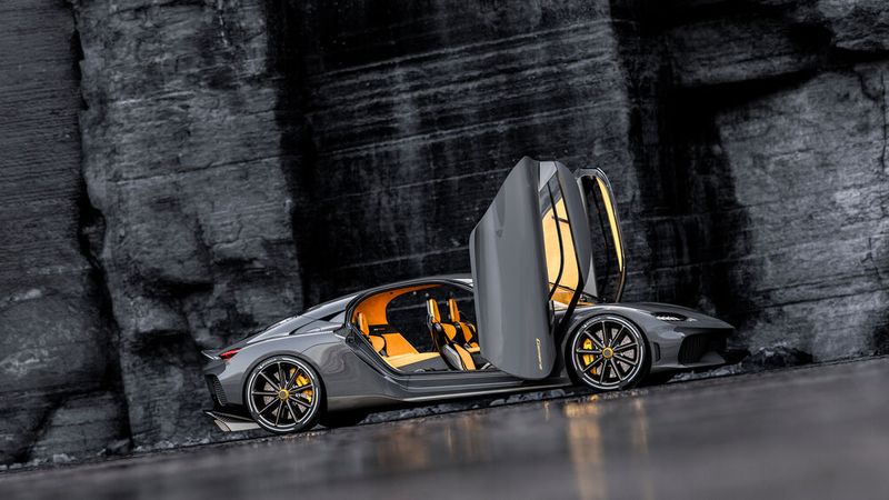Wie bei Koenigsegg üblich, werden auch beim Gemera die Einstiegstüren zunächst seitlich aus- und anschließend nach oben geklappt. (Bild: Koenigsegg)