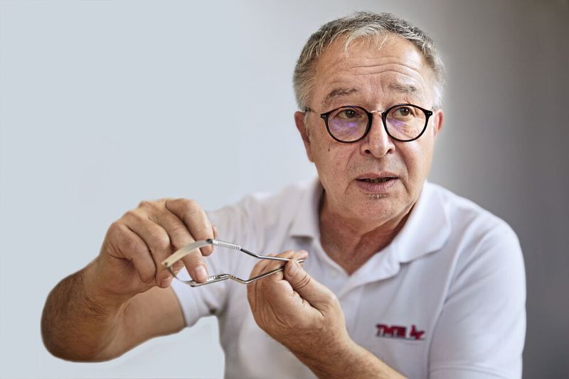 Peter Tschida: „Wir fertigen auch sehr filigrane Teile prozesssicher in Serie rund um die Uhr - sogar vollautomatisiert nachts in mannlosen Geisterschichten. Ich bin erstaunt über diese stets zuverlässig hohe Maßgenauigkeit bei Tag und bei Nacht, im Sommer wie im Winter!“  (Bild: Starrag/Ralf Baumgarten)