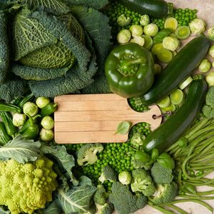 Grünes Gemüse ist ein weiterer Lieferant guter Nährstoffe und Vitamine. Je dunkler und grüner, desto besser, denn durch das sogenannte Chlorophyll bilden sich auch Antioxidantien, die unsere Zellen schützen. Neben Kalium und B-Vitaminen enthalten viele grüne Gemüsesorten auch Vitamin C. Fehlt unserem Gehirn Vitamin C, baut es Stress schlechter ab. Dieses kann aber auch durch verschiedene Obstsorten aufgenommen werden, wie Apfel, Birne oder Kiwi.(Bild:  Wencke - stock.adobe.com)