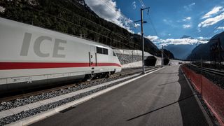 Nach über 20 Jahren Planungs- und Bauzeit wird in der Schweiz die Fertigstellung des Gotthard-Basistunnels gefeiert – der längste Eisenbahntunnels der Welt. Jede Menge Technik sorgt für einen reibungslosen Schienenverkehr. So wird beispielsweise Messtechnik von Endress + Hauser für die Tunnel-Entwässerung eingesetzt. (AlpTransit Gotthard AG)