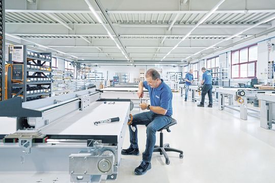 Auf über 4500 m² Montagefläche entstehen bei der August Manser AG mechanische und mechatronische Baugruppen bis hin zu kompletten Systemen.(Bild:  August Manser AG)