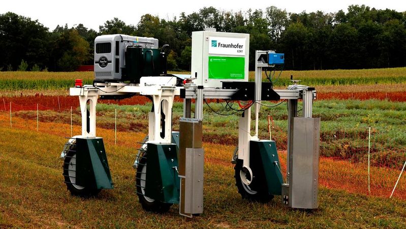 Die Fraunhofer-Gesellschaft präsentiert Neuheiten für das Smart Farming der Zukunft – darunter unser Highlight: der Feldroboter DeBiFiX. Dieses innovative Gerät ermöglicht Landwirten präzise Biomasse-bestimmungen direkt auf dem Feld.(Bild:  Katja Hofacker, Kompetenzzentrum für Digitale Agrarwirtschaft – KoDA)