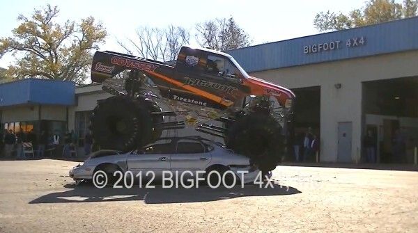 Der Bigfoot 20: der weltweit erste Monstertruck mit Elektroantrieb macht mit über 260 kW und 1100 Nm Autos umweltschonend platt (Bild: Bigfoot 4x4 Inc.)