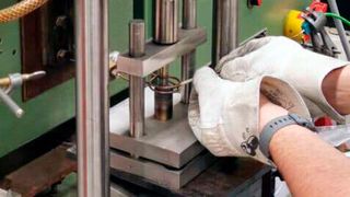 Das Projekt „Entwicklung eines Ultraschall-gestützten Lötprozesses zum flussmittelfreien Fügen von Hartmetall an Stahl“ wird von der Deutschen Forschungsgemeinschaft gefördert. Hier ist die Induktionsanlage mit der Ultraschalleinkopplung zu sehen.  (RIF)