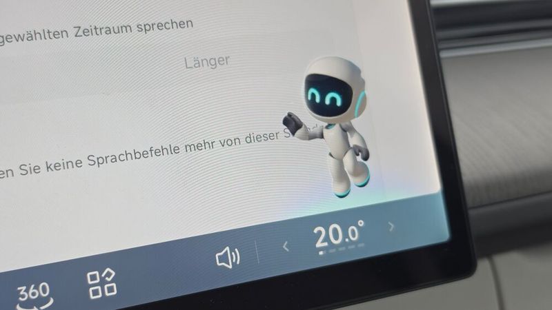 7. Der Xpeng-Assistent: Wie bei Chinamarken üblich, darf auch im Xpeng G6 der kleine Sprachsteuerungs-Roboter nicht fehlen. Mit Blick auf die Fülle an Funktionen, die man mangels klassischer Tasten und Schalter ausnahmslos über den zentralen Tochscreen bedienen muss, ist die Sprachsteuerung, die sich über den Befehl „Hey Xpeng“ aktivieren lässt, durchaus praktisch. Einen Großteil der einfachen Befehle meisterte der winkende kleine Roboter auch – anders als die Sprachassistenten zahlreicher anderer chinesischer Hersteller. (Bild: Mauritz – VCG)