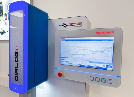 Wichtige Parameter lassen sich in Echtzeit visualisieren – ein wichtiger Schritt zur Optimierung des Fügeprozesses.(Bild:  Herrmann Ultraschall)