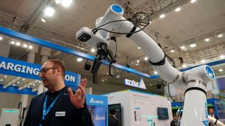 Cobots gibt es mittlerweile in den unterschiedlichsten Formen mit einer Vielzahl an Greifern. Als Einsteiger kann man da schnell den Überblick verlieren.  (Bild: Sandro Kipar/VCG)