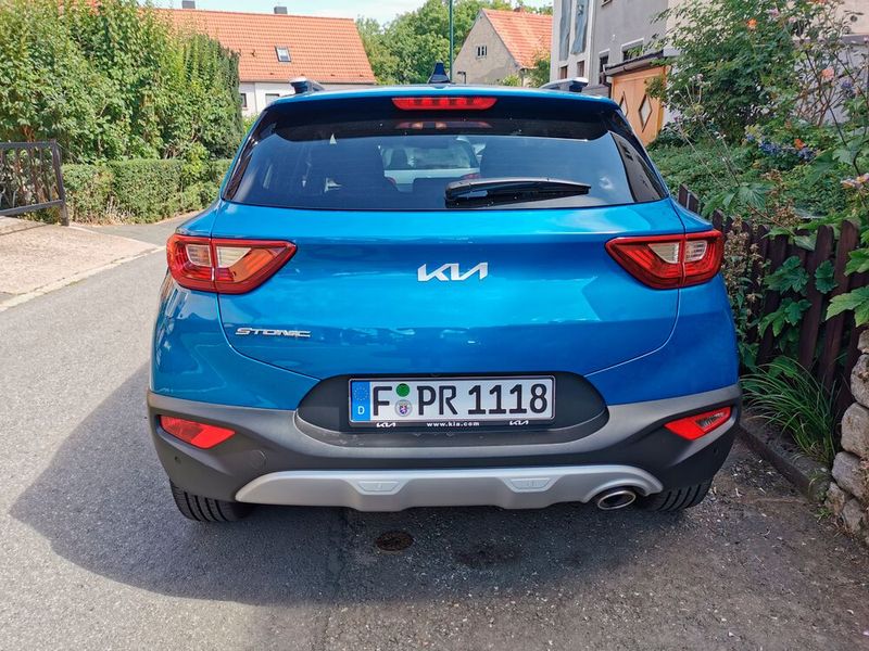 3. Ein Cruiser: Der Stonic lässt sich sehr gutmütig bewegen. Allerdings regen die ausreichenden 120 PS auch nicht zum permanenten Treten des Gaspedals an. Und so sehen andere Verkehrsteilnehmer das gefällige Heck des Stonic auf der Autobahn eher beim Überholen als beim Überholt-werden.  (Bild: Christian Otto/ Vogel Communications Group)