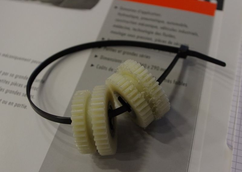 Roues dentées en polymères ébavurées thermiquement. A droite avant traitement et à gauche après, le résultat est parfait. (Image: MSM)