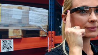 Intelligente Kommissionieranwendungen wie Smart Glasses oder Pick-by-Voice erobern schon heute die Lager. Wie die Zukunft der Kommissionierung aussehen könnte, diskutieren namhafte Fachvertreter auf einem gemeinsamen Forum von Cemat und MM Logistik. (Deutsche Messe)