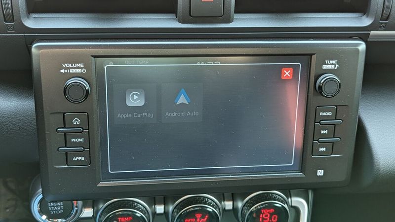 Stattdessen bietet das Infotainmentsystem lediglich eine Spiegelfunktion/Verknüpfung zum eigenen Smartphone, theoretisch. Praktisch funktionierte die trotz zigfacher Versuche und Einstellungen im Menü des Systems nicht ums Verrecken.  (Bild: Dominsky – VCG)