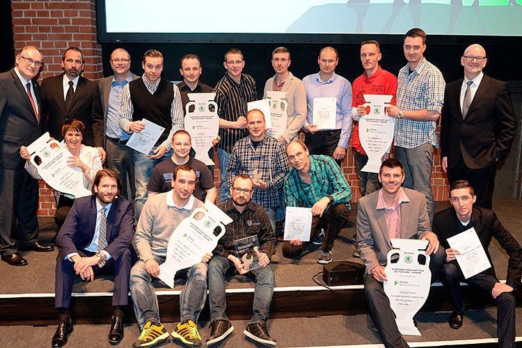 Erfreut über die Leistungen seiner Service-, Technik- und Teiledienst-Mitarbeiter war Peter Berggren, Leiter Service von Skoda Auto Deutschland (hi. re.). (Foto: Skoda)