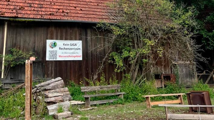 „Kein GIGA Rechenzentrum in Wenzenbachs Wasserschutzgebiet.“ Eine Bürgerinitiative macht gegen das Vorhaben des spanischen Rechenzentrumsentwicklers Ignis mobil. Das sind die konkreten Bedenken der Bevölkerung vor Ort.(Bild:  Paula Breukel)
