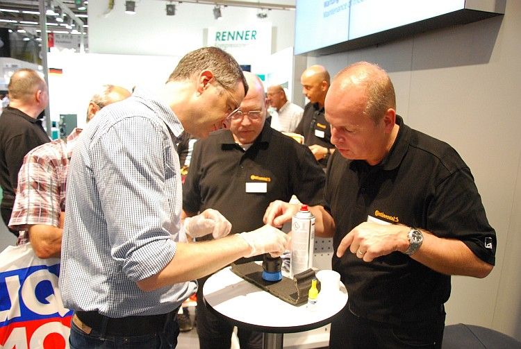 „Und jetzt kräftig drücken!“ Im Andrückwerkzeug sitzt eine Feder, deren Gegendruck überwunden werden muss.  (Foto: Zietz)