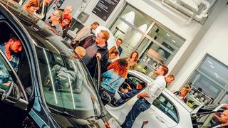 Party-Gäste in der Dialogannahme von Auto-Scholz: Mit einer A-Klasse-Party lockte der Bamberger Mercedes-Händler 5.000 Menschen ins Autohaus. (Auto-Scholz)