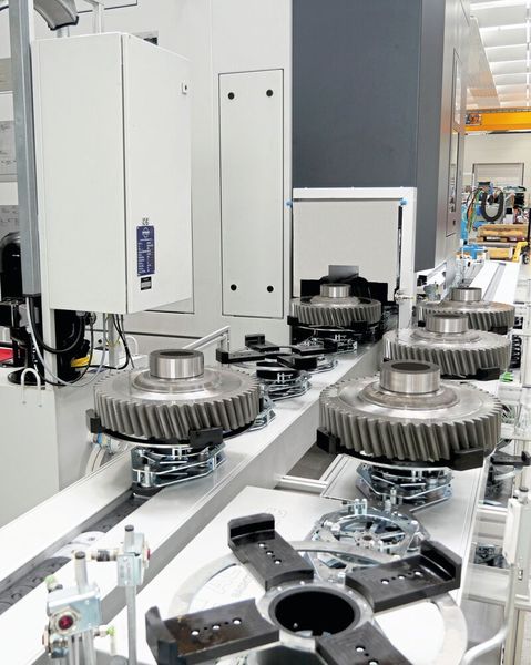 A reduction in setup times is achieved in the KNG 350 Flex from Kapp Niles through intelligent components (Smart Tooling). From manual loading via a simple pallet transport belt to the extensive automation solution, the concept offers full flexibility in loading components. (Image:Kapp Niles)