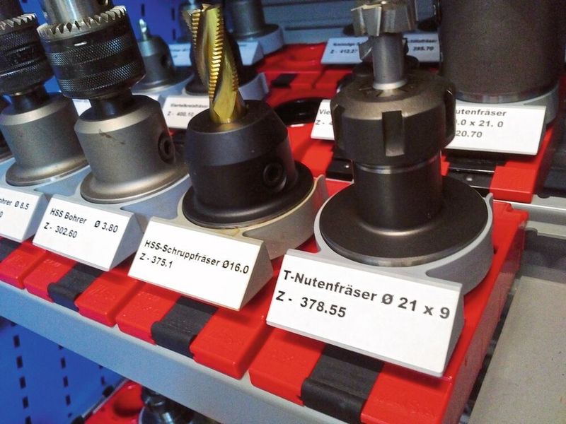 Der cnc-data-clip ist ein einfacher Etikettenhalter zur übersichtlichen Werkzeugbeschriftung. (3D Blitz)