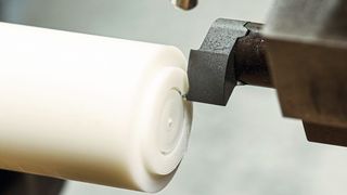 Axialeinstechen mit Horn-Typ 114 mit PKD-Schneide in reinem PTFE von der Stange. Keine Gratbildung bei hoher Oberflächen­qualität. (Bild: Horn)