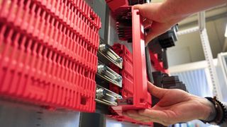 Die einfache Anreihbarkeit über mehrere Schaltschränke reduziert Stillstandszeiten bei der Erweiterung bestehender Anlagen. (Bild: Rittal)