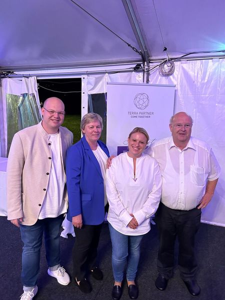 Fast alle Wortmanns auf einem Bild: (v. l.) Sven, Gaby, Svenja und Siegbert (Bild: Vogel IT-Medien)
