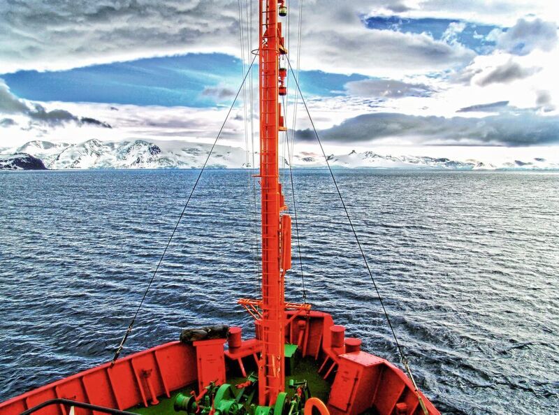 Polare Meere sind eine Herausforderung bei der Erforschung der Meerwasser-Zusammensetzung. Jetzt ist bekannt, wie Eisbildung und -schmelze die Verhältnisse der Elemente Magnesium, Kalzium und Strontium beeinflussen. Internationale Zusammenarbeit hat den Zugriff auf solche Proben erleichert. (Debora Iglesias-Rodriguez)