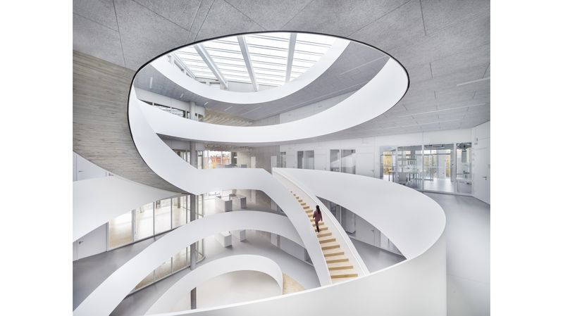 Mit dem neuen Forschungsbau „Der Simulierte Mensch“ in Berlin hat Telluride Architektur ein Gebäude geschaffen, das zukunftsweisend ist.(Bild:  ©Werner Huthmacher)