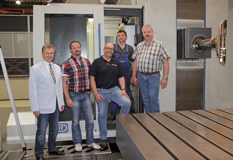 Haben im Team für eine reibungslose Installation des Bohr-Fräszentrums gesorgt: Dr. Alfons Lorenz von FPT, Ralph Nagel, Dieter Schneider, Maschinenbediener Reinhold Weißenfels und Günter Kloos. (Bild: Kroh)