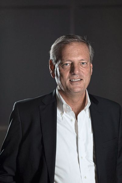 Vinfast-Vorstandschef James Benjamin Deluca ist amerikanischer Staatsbürger, war langjähriger GM-Vorstand und seit Jahrzehnten in der Automobilindustrie in vielen globalen Funktionen tätig. Seit November 2017 leitet er die Geschicke des vietnamesischen Autobauers. (Bild: Global Press)