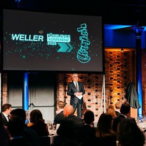 Burkhard Weller begrüßte die 120 Teilnehmer der Führungskonferenz zum Gala-Abend, der in diesem Jahr im Berliner Telegrafenamt stattfand.(Bild:  Weller)