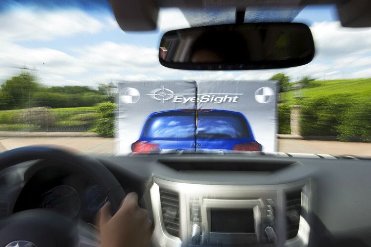 Kern des Fahrerassistenzsystems ist die vorausschauende Bremssteuerung (Pre-Collision Braking Control). Bei Gefahr einer Kollision wird der Fahrer durch optische Signale im Display und akustische Warntöne darauf aufmerksam gemacht. (Foto: Subaru)