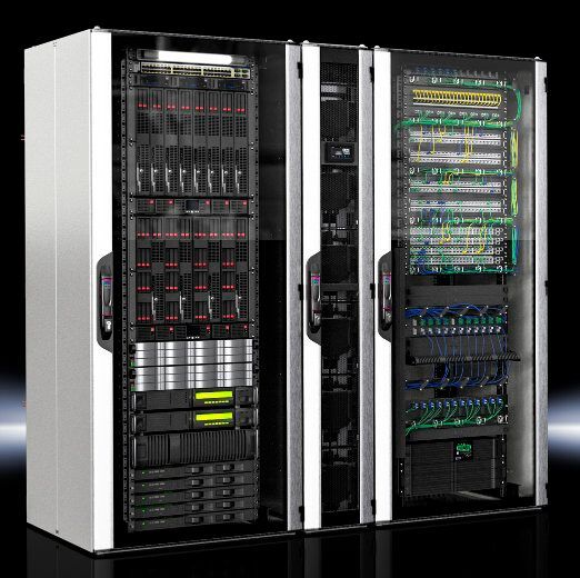 Die Inline-Kühlung „LCP Inline CW“ steht zwischen zwei Server-Racks in der Schrankreihe. 